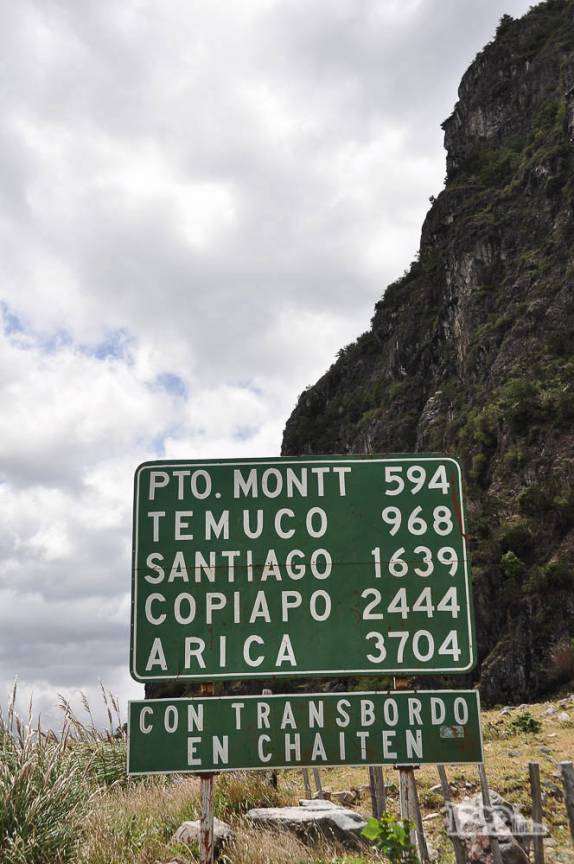 Na Carretera Austral, no sul do Chile, a primeira placa a mostrar a distância para Santiago e as cidades do norte. Nós já estivemos nas três últimas da lista!
